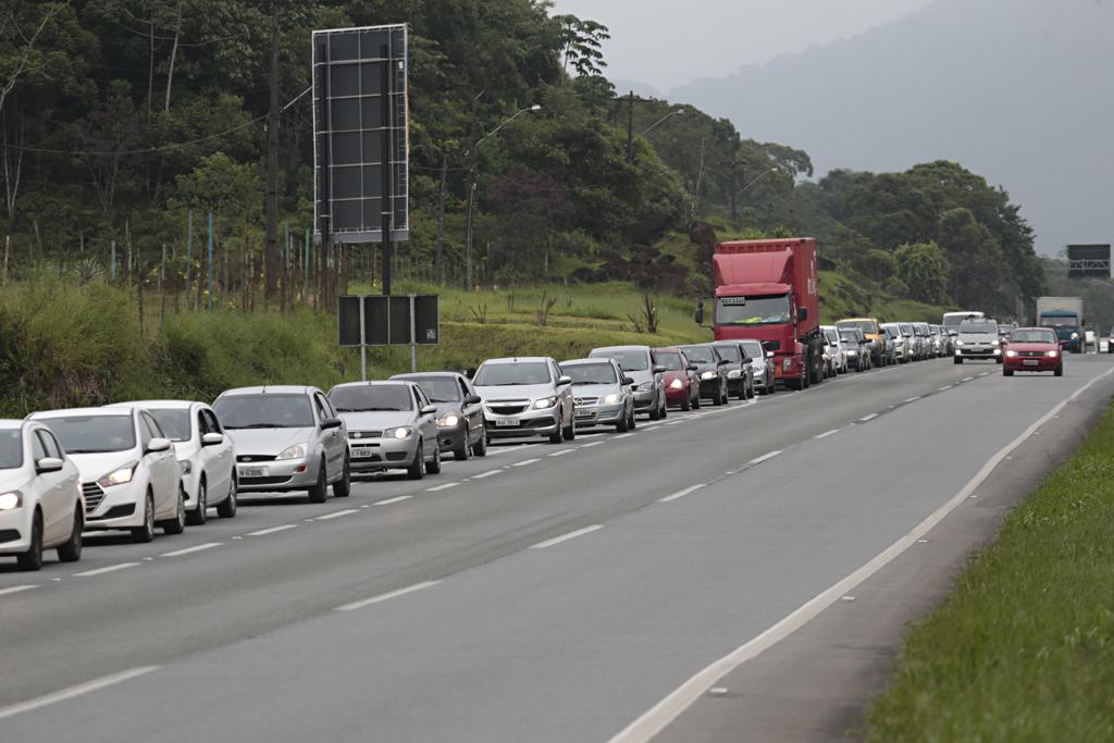 Antes da conclusão do contorno em Garuva, motoristas enfrentavam fila para o acesso às praias de Itapoá e Guaratuba. | Albari Rosa/Gazeta do Povo