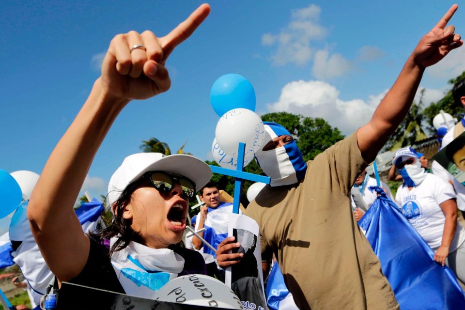 Manifestantes nicaraguenses marcham contra Daniel Ortega na Comunidade La Cruz, a cerca de 20 km da fronteira Costa Rica-Nicarágua, em 16 de dezembro de 2018 | INTI OCON/AFP