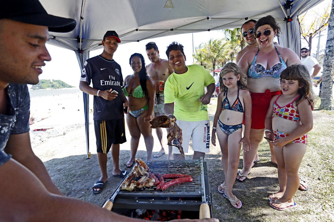 A família de Gilson Souza “marcou o território” para a virada de ano na praia. | Albari Rosa/Gazeta do Povo