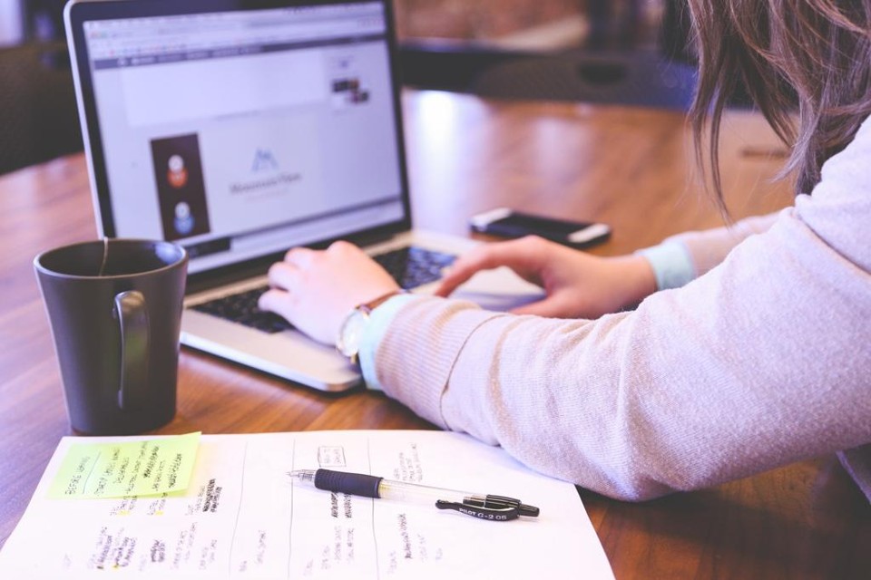 Os benefícios da conta PJ para o MEI e quanto bancos e fintechs cobram por ela MEI não precisa de uma conta PJ exclusiva para os negócios, mas ela ajuda na organização. | /Startup Stock Photos