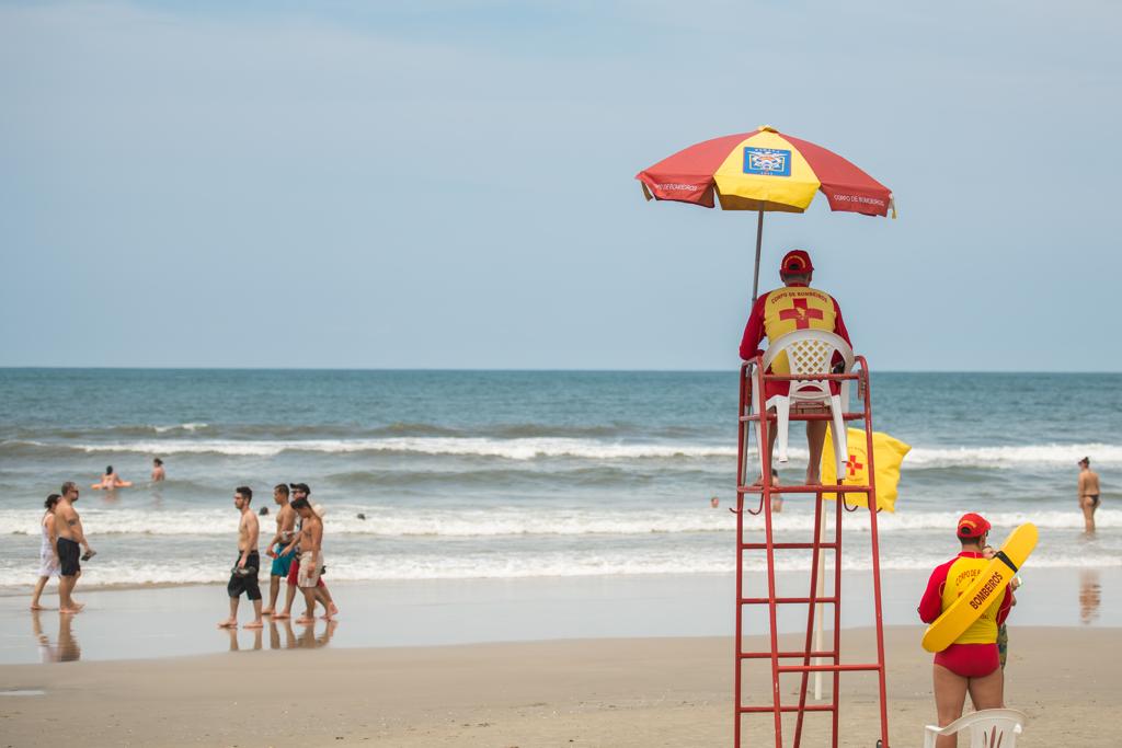 Guarda-vidas estão de prontidão para evitar afogamentos durante a temporada. | Leticia Akemi/Gazeta do Povo