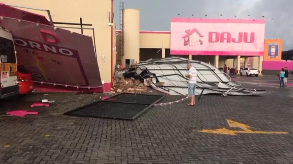 Painel caiu em cima de carros em loja de São José dos Pinhais. | Maria Leoni Nogueira / Colaboração/