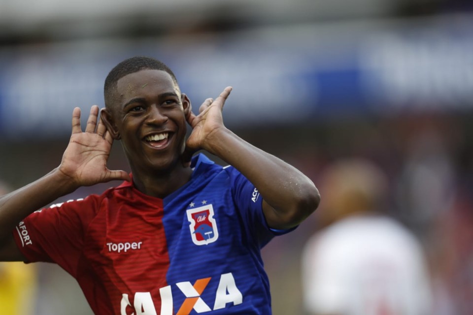 Técnico Dado Cavalcanti já trabalha com a possibilidade de não contar com Jhonny Lucas para 2019. | Jonathan Campos/Gazeta do Povo