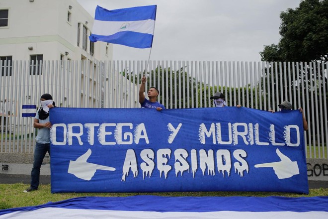 Estudantes universitários de Nicarágua pedem a renúncia do presidente Daniel Ortega e de sua vice, Rosario Murillo, 2 de agosto de 2018 | INTI OCON / AFP
