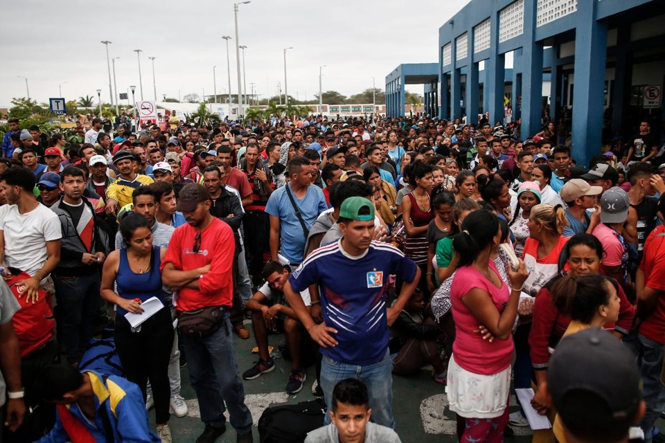 Migrantes venezuelanos fazem fila para entrar no Peru, na cidade peruana de Tumbes, em 31 de outubro | JUAN VITA / AFP