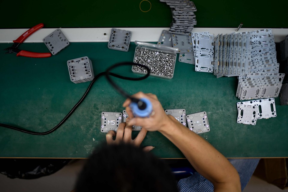 Fábrica de robôs na China: Alemanha quer evitar a aquisição de tecnologias estratégicas. | WANG ZHAO/AFP