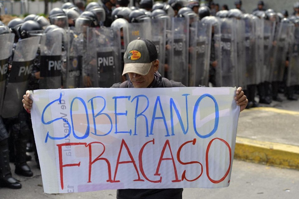 Estudante da Universidade Central de Caracas durante manifestação pelo Dia dos Estudantes, em 21 de novembro | YURI CORTEZ/AFP