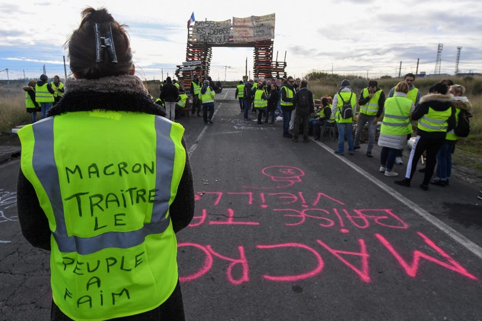 Manifestante com colete amarelo participa de protesto que bloqueou uma estrada, em 3 de dezembro | PASCAL GUYOT / AFP