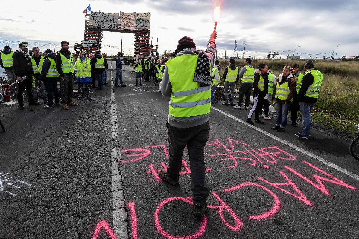 Manifestantes "coletes amarelos" bloqueiam rodovia que leva a um depósito de petróleo no sul da França em protesto contra o aumento dos preços dos combustíveis | PASCAL GUYOT / AFP