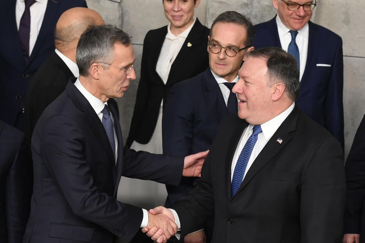 O secretário geral da Otan, Jens Stoltenberg (à esquerda), cumprimenta o secretário de Estado americano, Mike Pompeo, após reunião na sede da organização em Bruxelas, 4 de dezembro | JOHN THYS / AFP