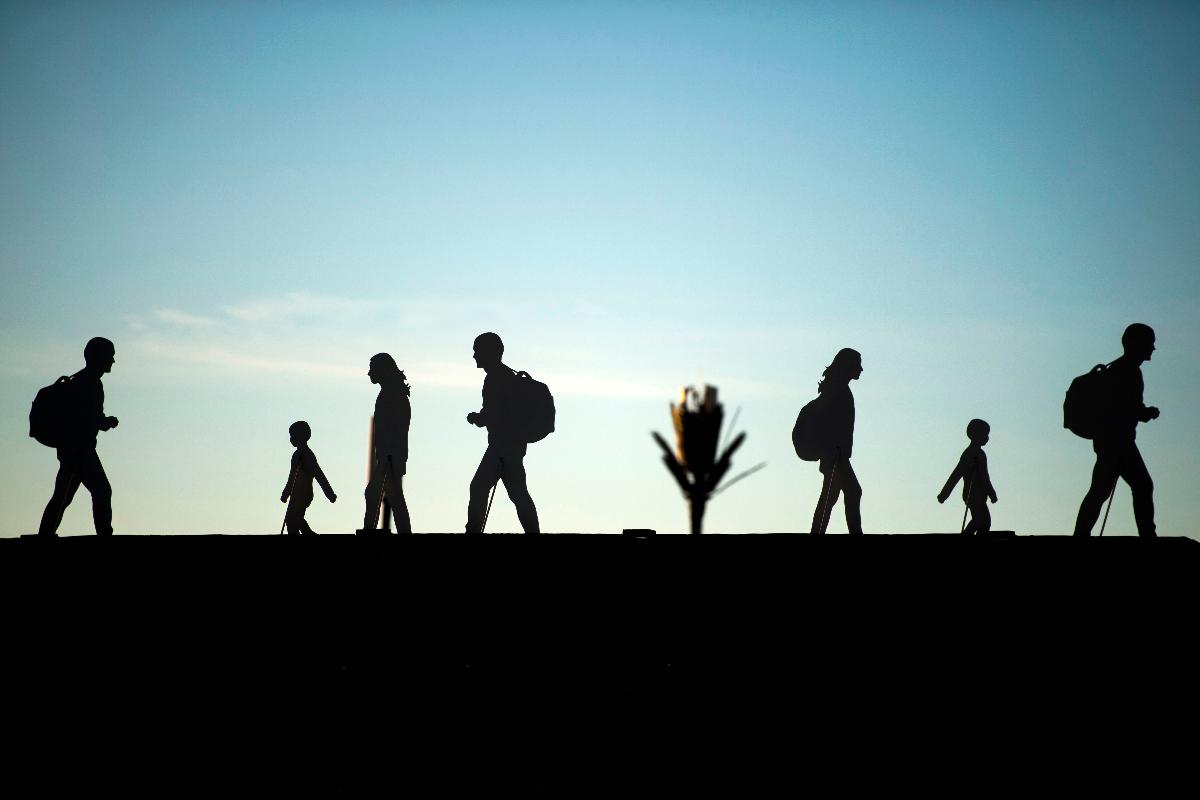 Instalação no local da Conferência pela Adoção do Pacto Mundial por Migrações Seguras, Ordenadas e Regulares da Organização das Nações Unidas (ONU), em Marrakesh, mostra silhuetas de migrantes, 10 de dezembro | FADEL SENNA / AFP