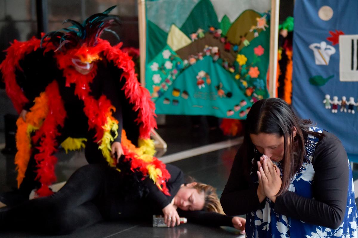 Vítimas do conflito armado na Colômbia fazem um ato para marcar o Dia Internacional dos Direitos Humanos, na sede da Jurisdição Especial para a Paz, em Bogotá, em 10 de dezembro. | RAUL ARBOLEDA / AFP