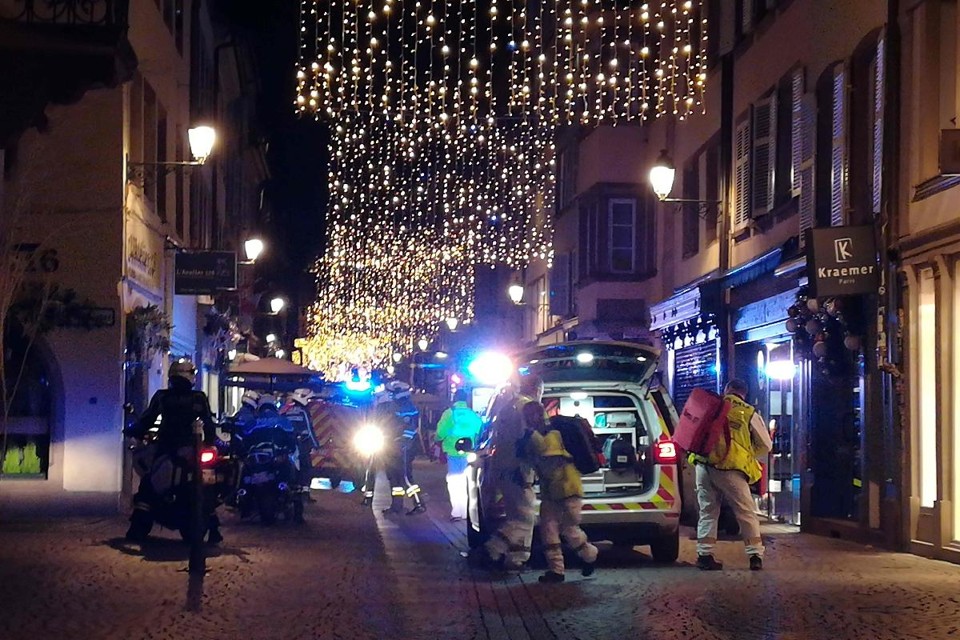 Policiais percorrem as ruas de Estrasburgo, no leste da França, após um tiroteio, em 11 de dezembro | MURIELLE KASPRZAK / AFP