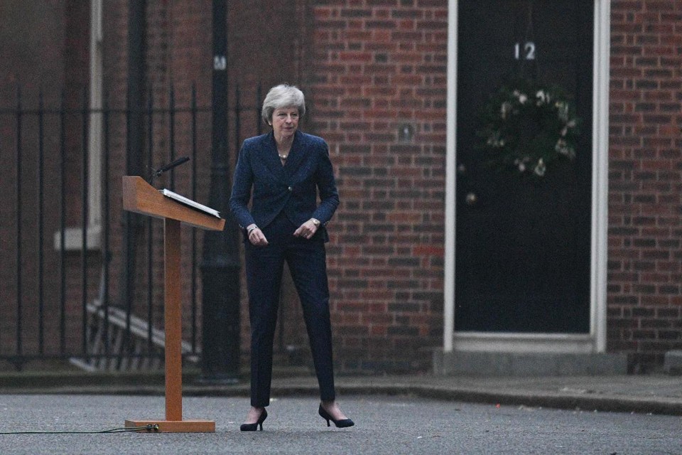 Primeira-ministra do Reino Unido, Theresa May, enfretará um voto de não confiança dos legisladores do partido conservador | OLI SCARFF/AFP