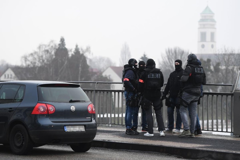 Membros da unidade da polícia francesa faz buscas para encontrar o atirador que abriu fogo perto de um mercado de Natal na noite anterior, em Estrasburgo, leste da França | FREDERICK FLORIN/AFP
