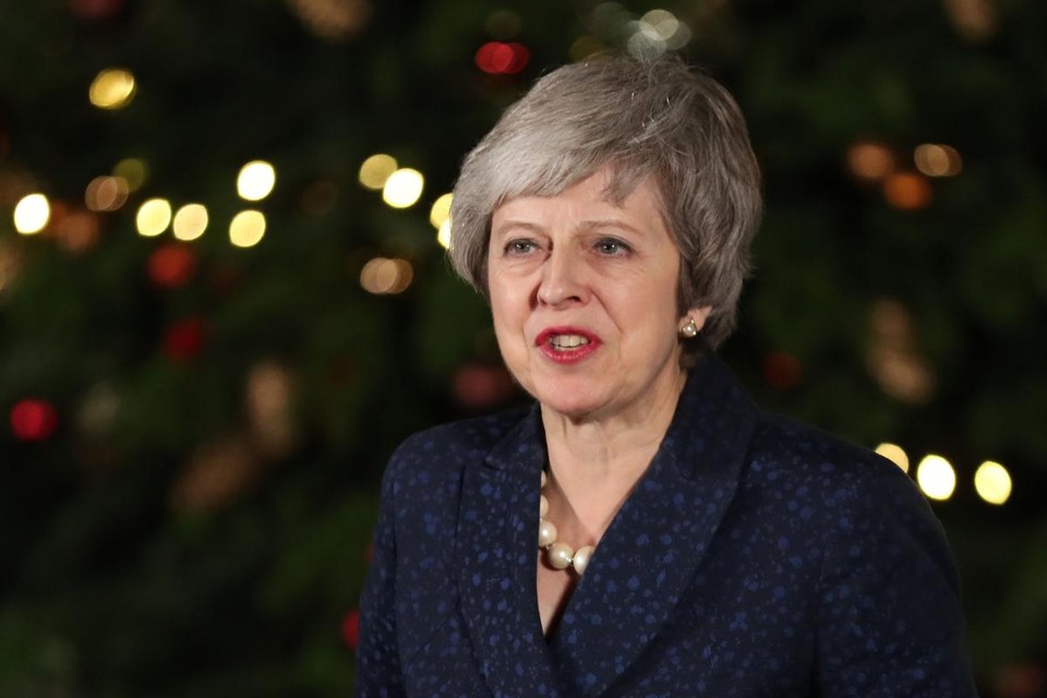 A primeira-ministra britânica Theresa May faz um pronunciamento no número 10 da Downing Street, em Londres, após sair vitoriosa do voto de desconfiança em 12 de dezembro | DANIEL LEAL-OLIVAS / AFP