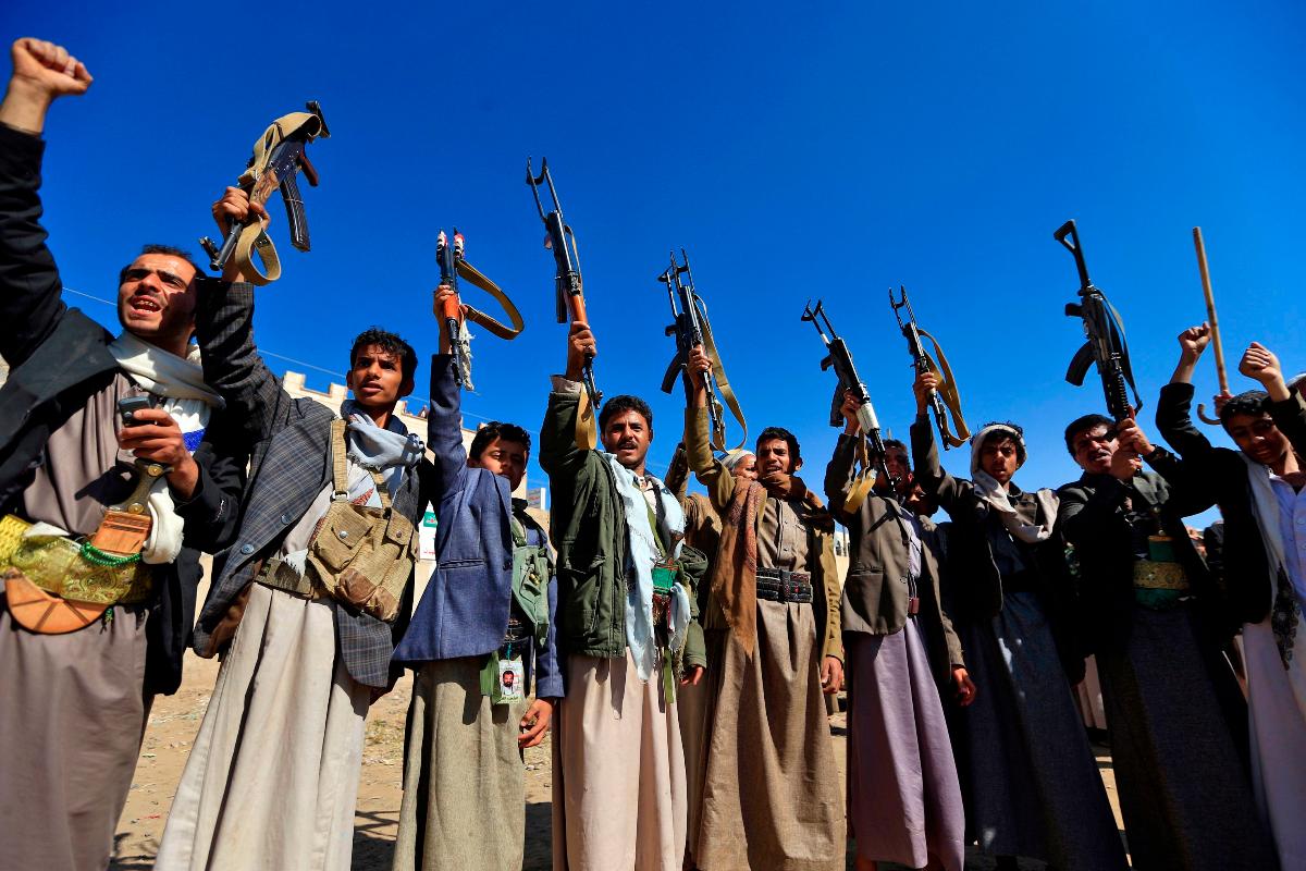 Homens iemenitas armados mostram suas armas na capital Sanaa em demonstração de apoio ao movimento xiita houthi, contra a intervenção liderada pela Arábia Saudita, 13 de dezembro | MOHAMMED HUWAIS / AFP
