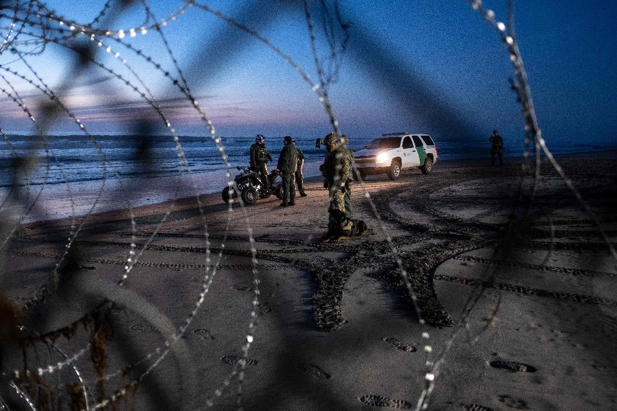 Agentes de patrulha da fronteira vigiam a cerca da fronteira México-EUA, em 13 de dezembro | GUILLERMO ARIAS/AFP
