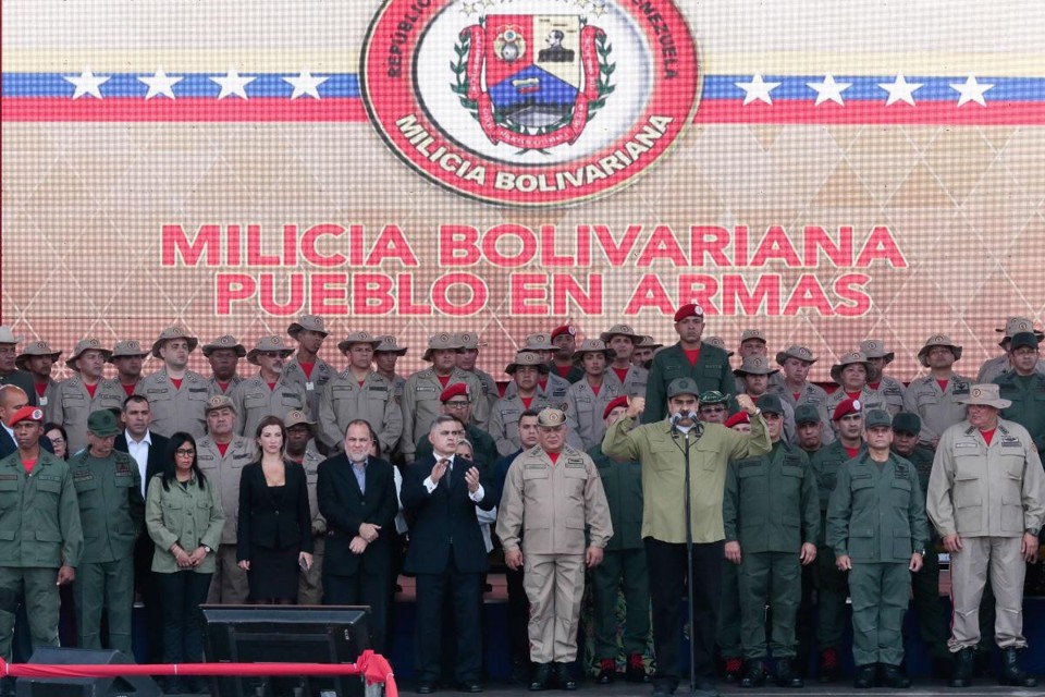 Maduro afirma que vai armar milícia bolivariana ‘até os dentes’ Ditador venezuelano Nicolas Maduro faz discurso durante uma parada militar para comemorar o aniversário da morte do Libertador Simon Bolívar, na Academia Militar em Caracas em 17 de dezembro | Palácio Miraflores/Distribuição viaAFP