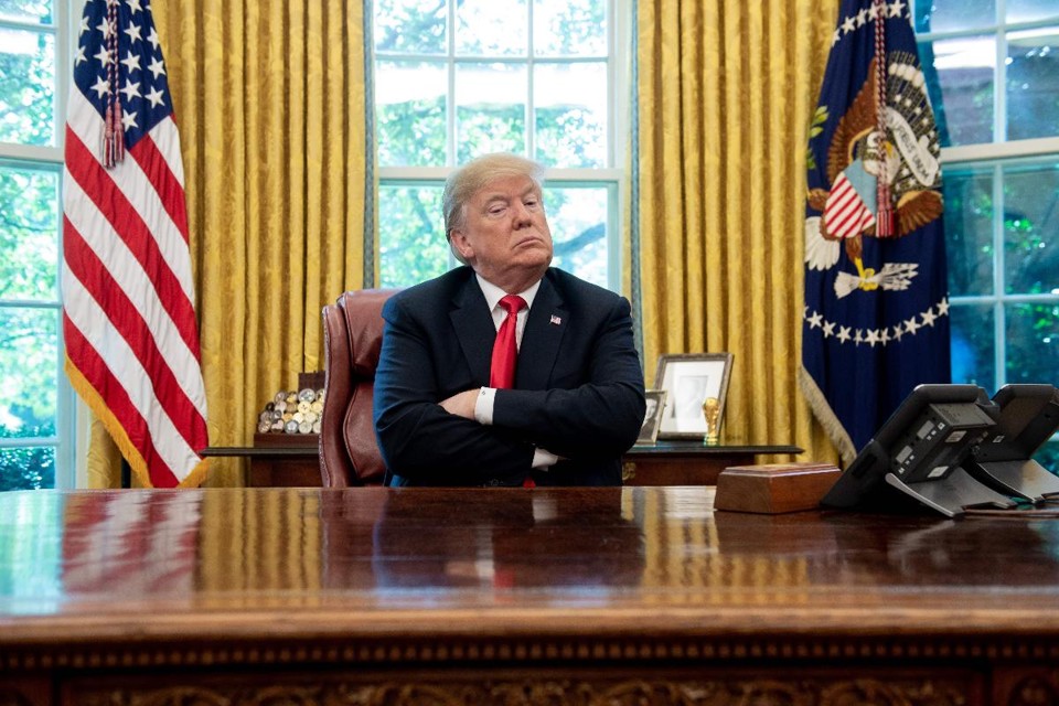 Embora negue a interferência russa nas eleições americanas, a administração de Trump continua a vetar cidadãos da Rússia | SAUL LOEB/AFP