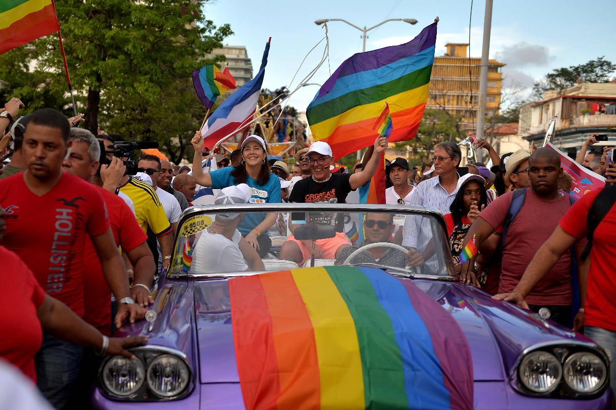 Mariela Castro, filha do ex-presidente de Cuba Raul Castro e diretora do Centro Nacional Cubano de Educação Sexual participa da parada do Orgulho Gay em Havana, 12 de maio de 2018 | YAMIL LAGE / AFP
