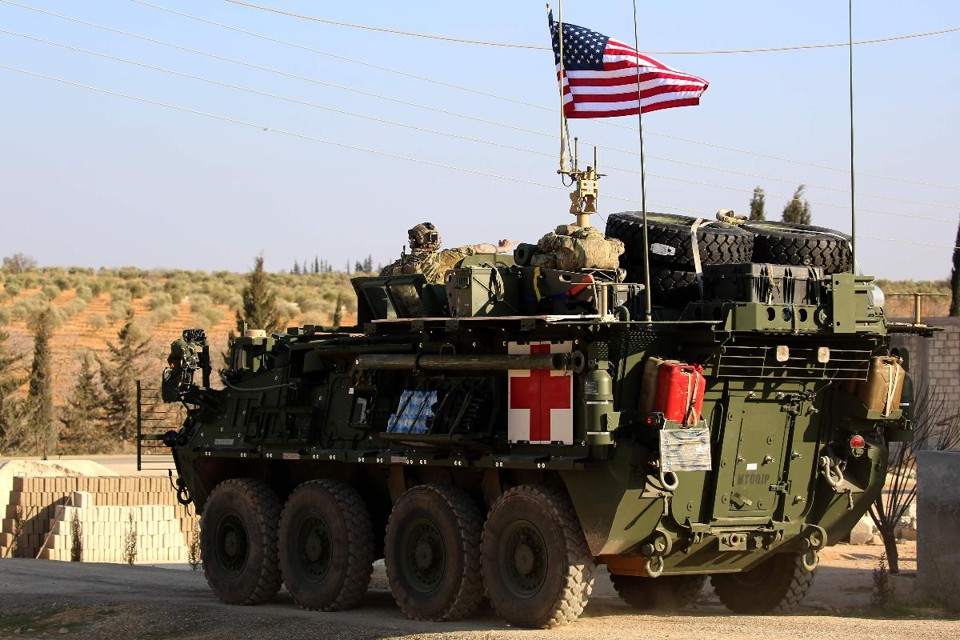 Veículos armados das forças americanas na vila de Yalanli. Os Estados Unidos se preparam para retirar suas tropas da Síria | DELIL SOULEIMAN / AFP