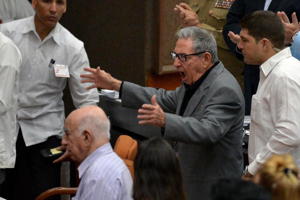 Secretário do Partido Comunista Cubano e ex-presidente, Raul Castro debate durante discussão sobre o projeto da nova Constituição | YAMIL LAGE/AFP