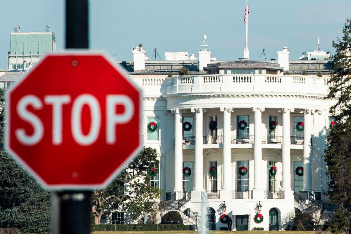 Casa Branca, a residência oficial do presidente dos Estados Unidos. A paralisação do governo americano ainda parece estar longe do fim | ANDREW CABALLERO-REYNOLDS / AFP