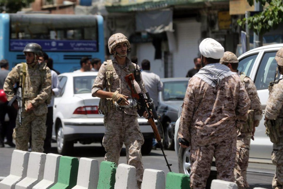 Arquivo: Membros da Guarda Revolucionária Iraniana em frente ao parlamento do Irã, em Teerã, em junho | HOSSEIN MERSADI/AFP