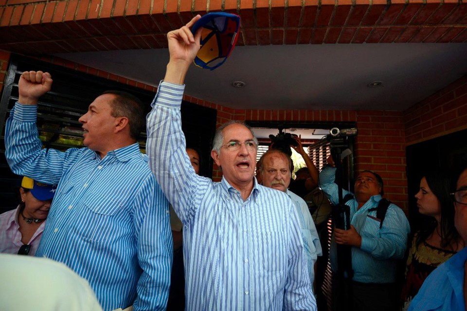 Líder da oposição e prefeito de Caracas, Antonio Ledezma, participa de uma manifestação em frente à Embaixada de Portugal em Caracas, em 11 de março de 2014 | JUAN BARRETO/AFP