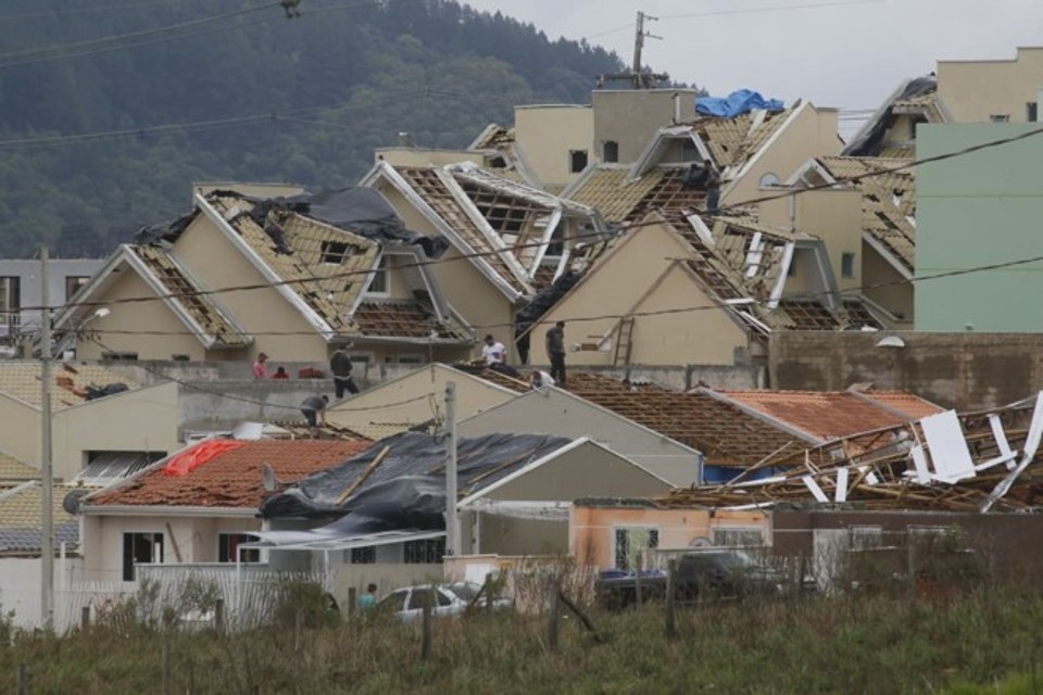 Casas destelhadas  pela tempestade em Itaperuçu. | Lineu Filho/Tribuna do Paraná