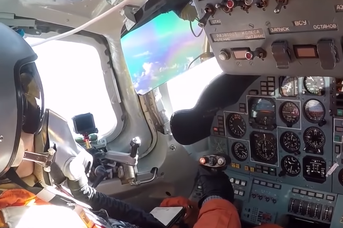 Piloto do bombardeiro russo TU-160 sobrevoa o mar do Caribe | Reprodução/Youtube Ministério de Defesa da Rússia