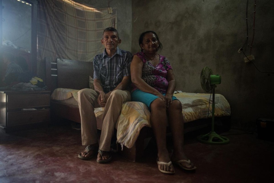 Bonifacio Salgado e sua esposa, Lira Salgado, voltaram a Pichilín há pouco tempo depois de terem fugido da violência de guerrilhas | Ivan Valencia/
The Washington Post