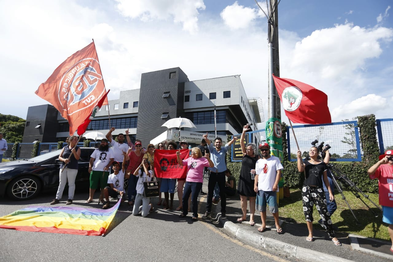 Militantes em frente à sede da PF | Albari Rosa/Gazeta do Povo
