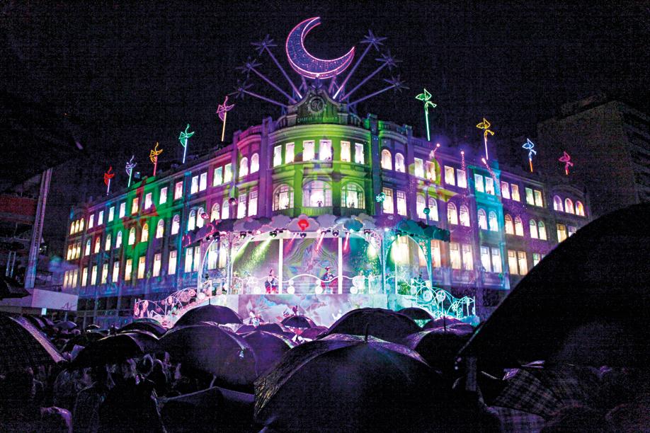 Apresentação do coral no Palácio Avenida: clássico da programação natalina de Curitiba. | André Rodrigues/Gazeta do Povo