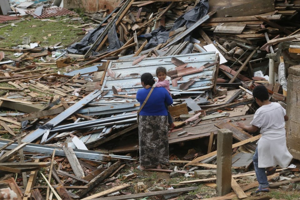Algumas casas ficaram completamente destruídas | Lineu Filho/Tribuna do Paraná