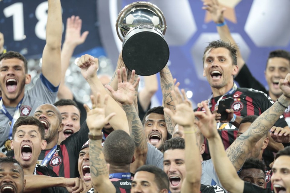 Lucho levanta a taça; | Lineu Filho/Tribuna do Paraná/