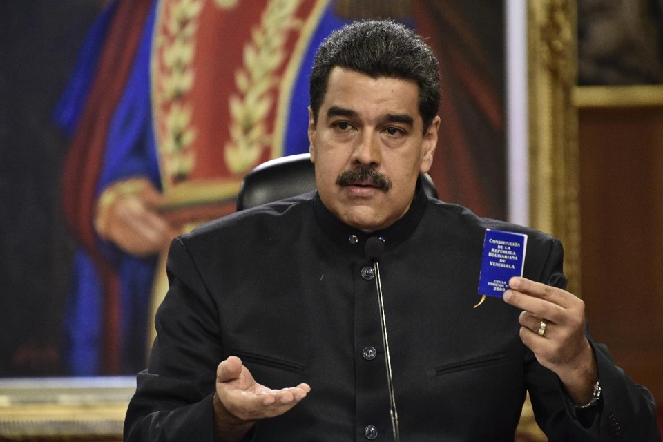 O ditador venezuelano Nicolás Maduro segura uma cópia da constituição durante coletiva de imprensa em Caracas, em junho de 2017 | Carlos Becerra / Bloomberg