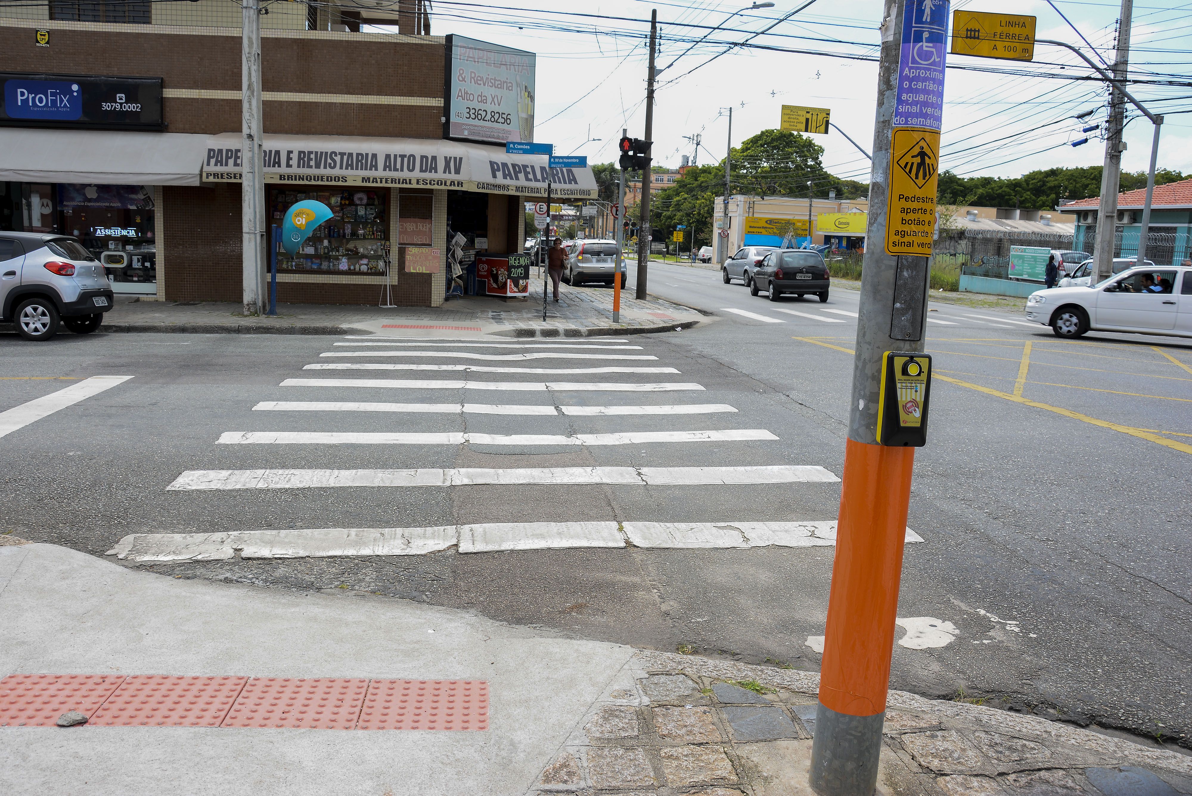 Novos semáforos com sistema para idosos e deficientes físicos são identificados pela cor laranja. | Levy Ferreira/Prefeitura de Curitiba