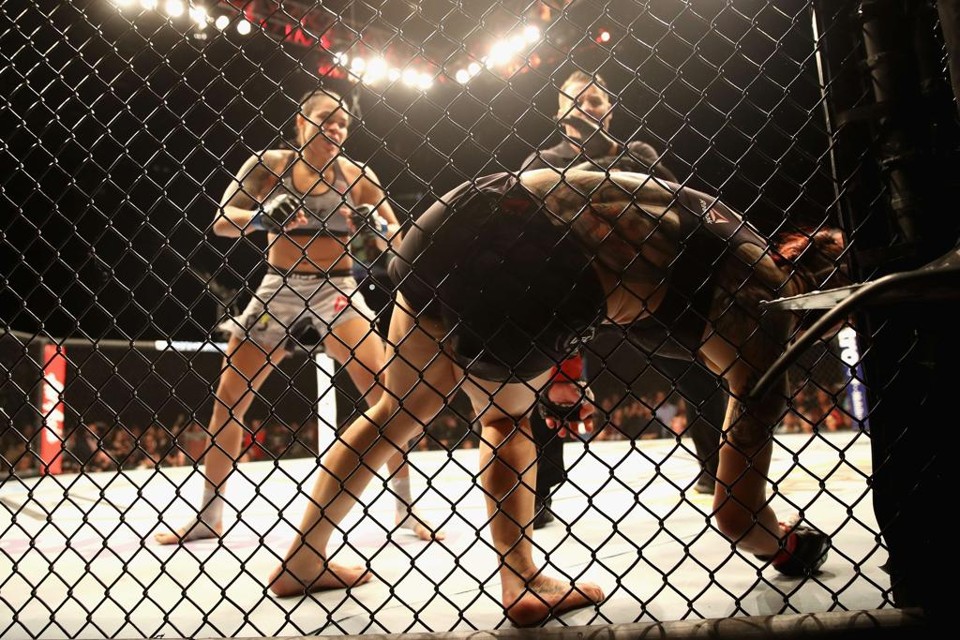 Amanda Nunes, campeã peso-galo, nocauteou Cris Cyborg aos 51 segundos do primeiro round e se tornou a primeira mulher campeã de duas categorias. | Sean M. Haffey/AFP
