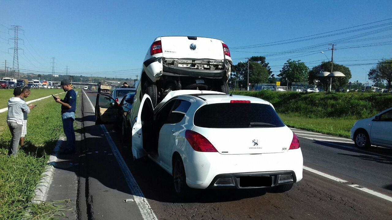 Às 10h20, o acidente causava sete quilômetros de lentidão na BR-376 | Divulgação/PRF