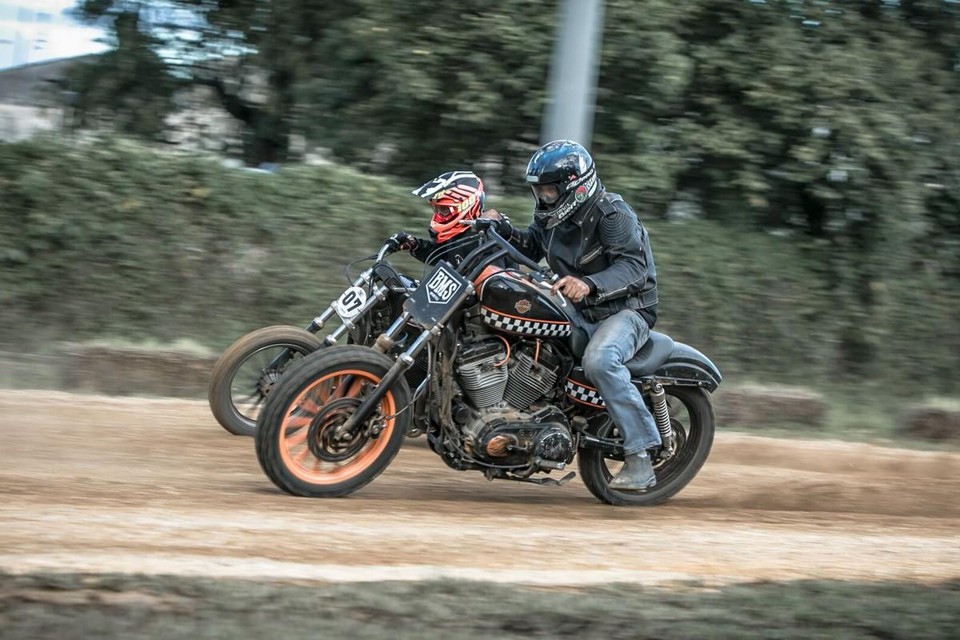 Dirty track vira sucesso e ganha nova pista na grande Curitiba Os motociclistas realizam derrapagens radicais e completam as voltas no menor tempo possível. | Ebraim Martini / Divulgação