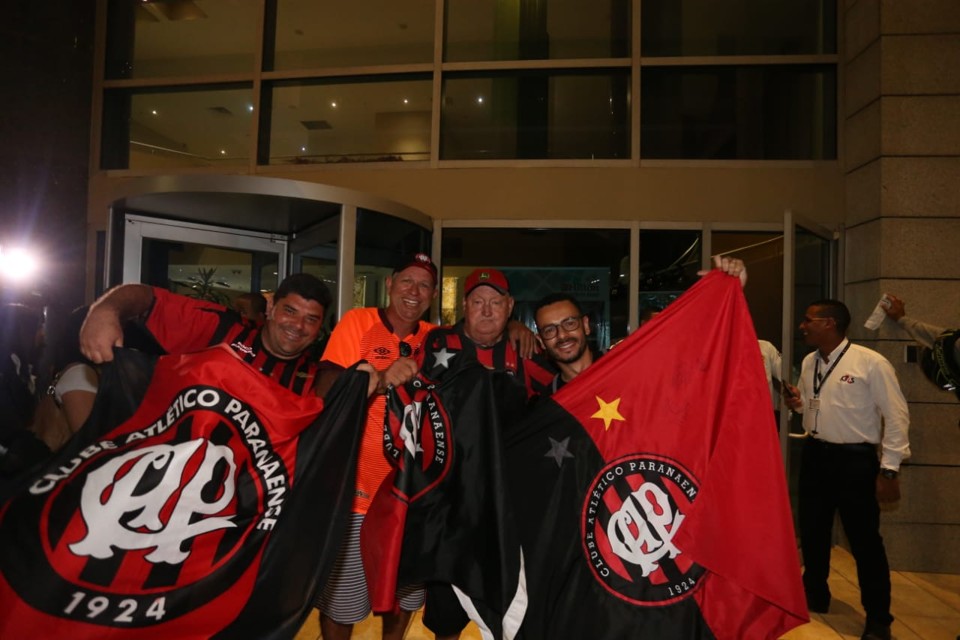 Na sequência, da esquerda para direita: Márcio, Amarildo, Sérgio e Rodrigo. Os quatro torcedores que acompanharam de perto a chegada do Atlético na Colômbia | /Albari Rosa/Gazeta do Povo, enviado especial