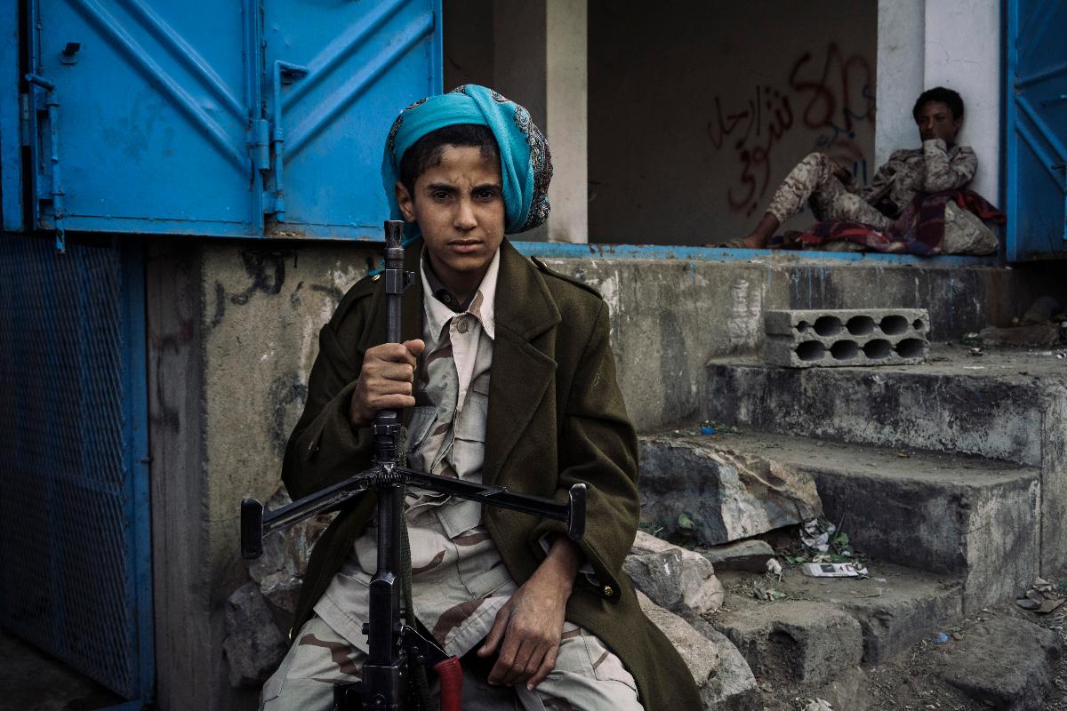 Jovem membro da milícia em frente à casa de um chefe militar local | Lorenzo Tugnoli /
The Washington Post