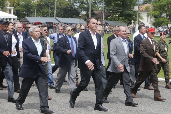 O presidente Jair Bolsonaro e alguns de seus 22 ministros: “faça o que eu falo, não faça o que eu faço”, já diz o ditado popular. | Fernando Frazão/Agência Brasil