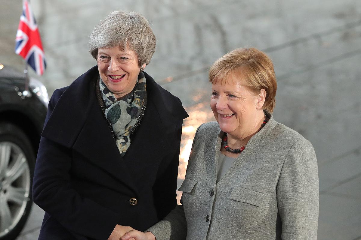 A primeira-ministra britânica Theresa May (E), cumprimenta a chanceler alemã Angela Merkel, em Berlim, nesta terça-feira (11) | Krisztian Bocsi / Bloomberg