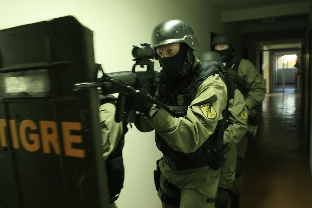 Mesmo com a suspeita de que era um crime falso, Tigre estourou o suposto cativeiro no bairro Atuba, em Curitiba. | ANTONIO COSTA/Gazeta do Povo