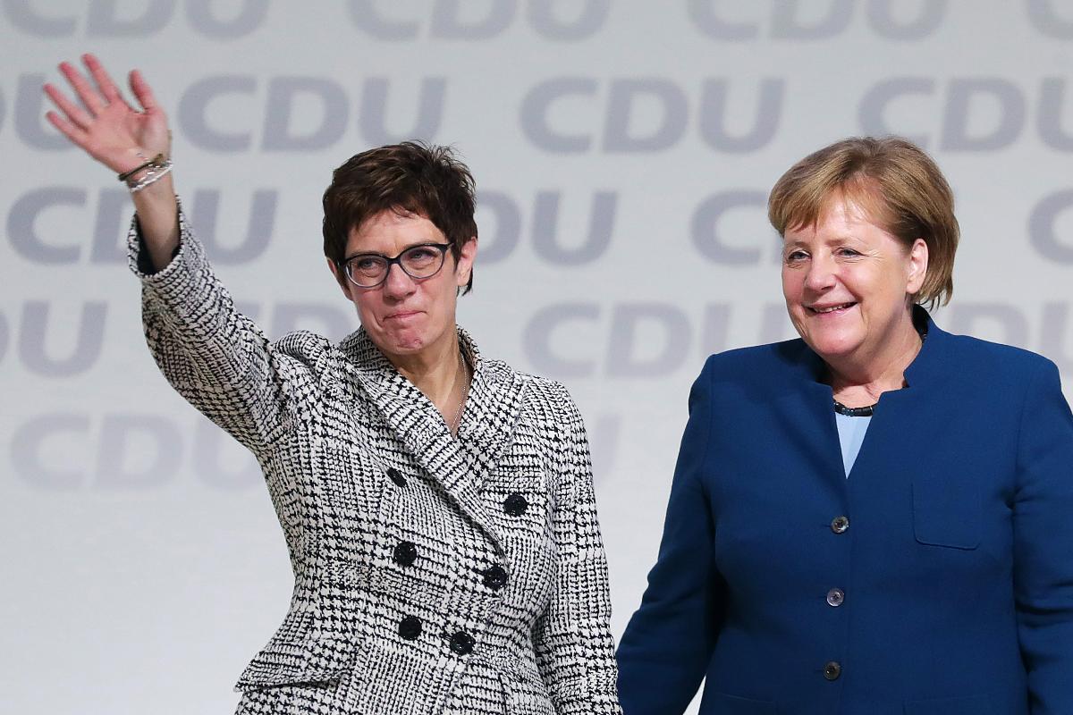 Annegret Kramp-Karrenbauer (à esquerda) foi eleita para suceder a chanceler alemã Angela Merkel na liderança da União Democrática Cristã, 7 de dezembro | Krisztian BocsiBloomberg