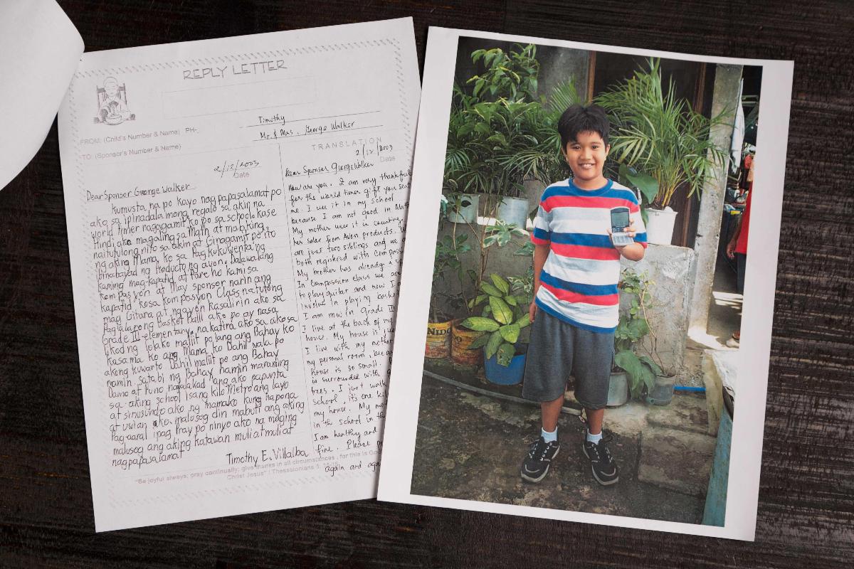 Imagem fornecida pela ONG Compassion Internacional mostra Timothy, de 7 anos, com a carta que enviou ao ex-presidente George Bush pai | Divulgação/AFP