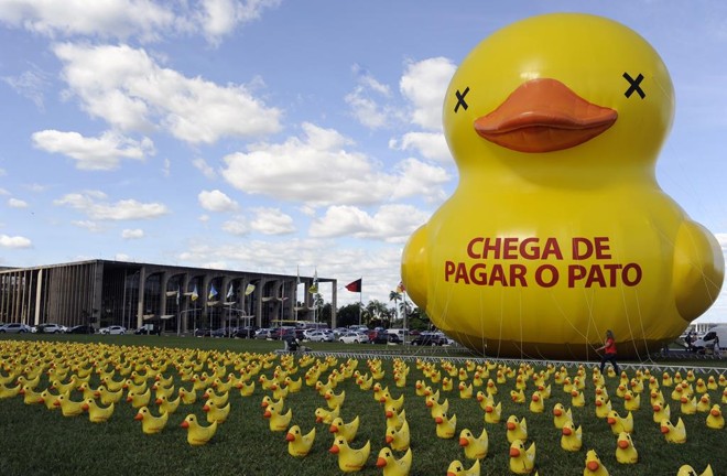 A já famosa campanha do “pato amarelo” da Fiesp contra o aumento de impostos no Brasil: carga tributária do país tem se mantido estável nos últimos 12 anos. | Lucio Bernardo Jr./Câmara dos Deputados
